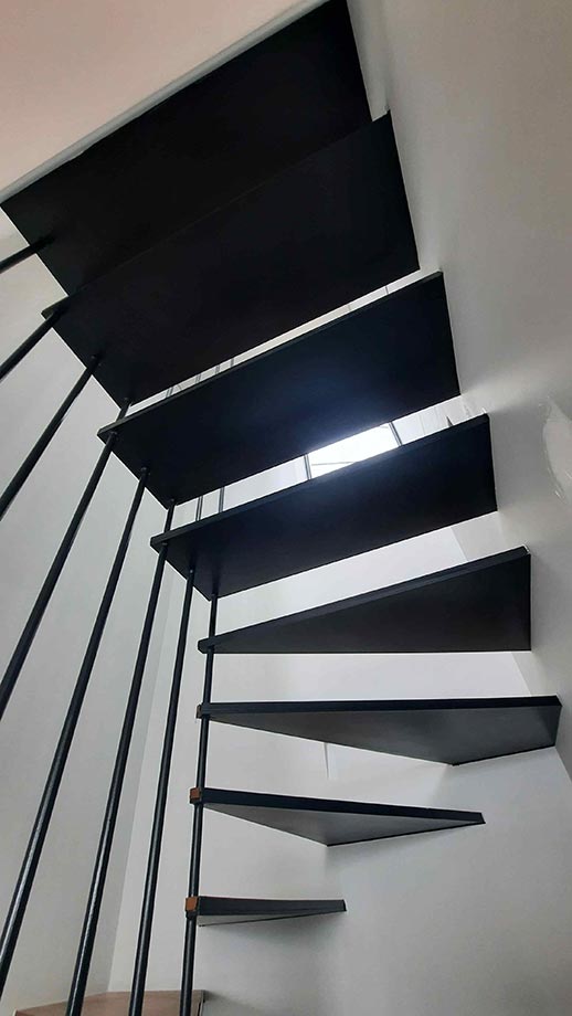 Κατασκευή μεταλλικής σκάλας απο χοντρή λαμαρίνα