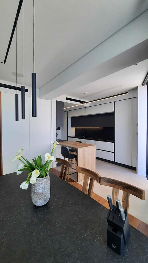 Κουζίνα με γυάλινα πορτάκια και κεραμικό πάγκο