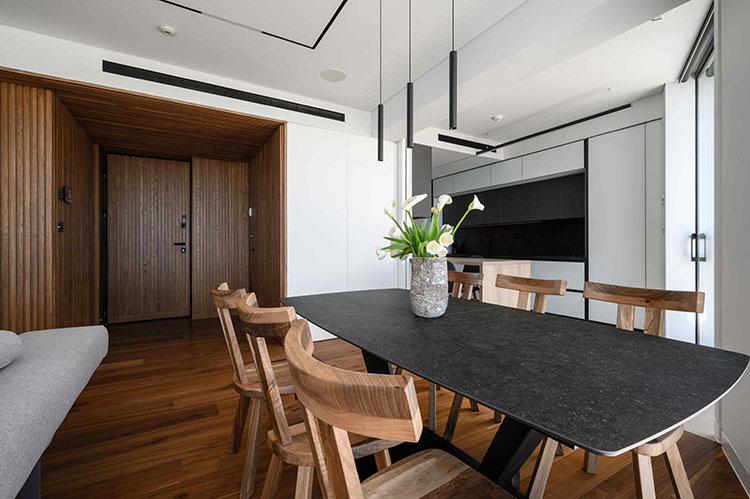 Λευκή λάκα, μαύρα φωτιστικά και φυσική ξυλεία επικρατούν στον χώρο