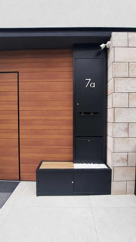 Μεταλικά ντουλάπια στην είσοδο με ηλεκτροστατική βαφή