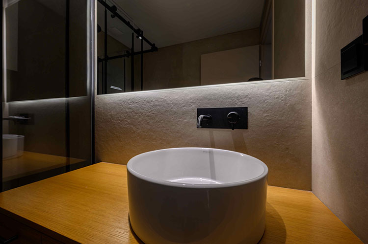 Γκρί επενδύσεις τοίχων και μαύρα αξεσουάρ με συνδιασμό ξύλου