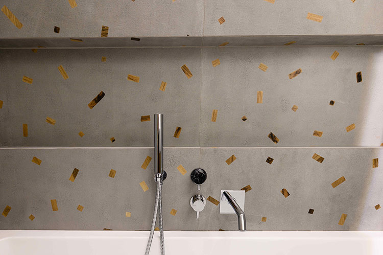 Γκρι πλακάκι με ενσωματωμένα κομμάτια ξύλου, για το παιδικό μπάνιο