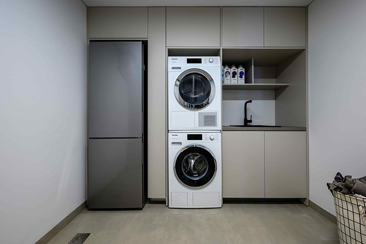 Ντουλάπια Laundry απο ακρυλικό super mat