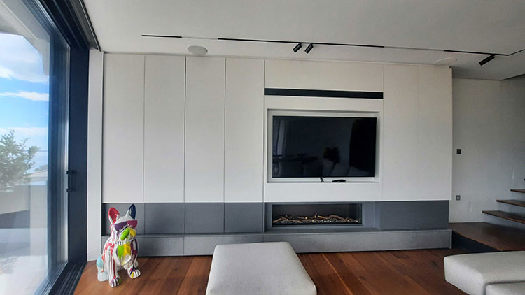 Ντουλάπια απο λευκή λάκα, ακρυλικό super mat και συρτάρια απο μελαμίνη σε υφή τσιμέντου