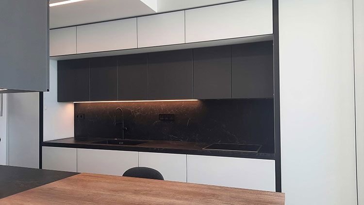 Ντουλάπια κουζίνας απο γυαλί ματ