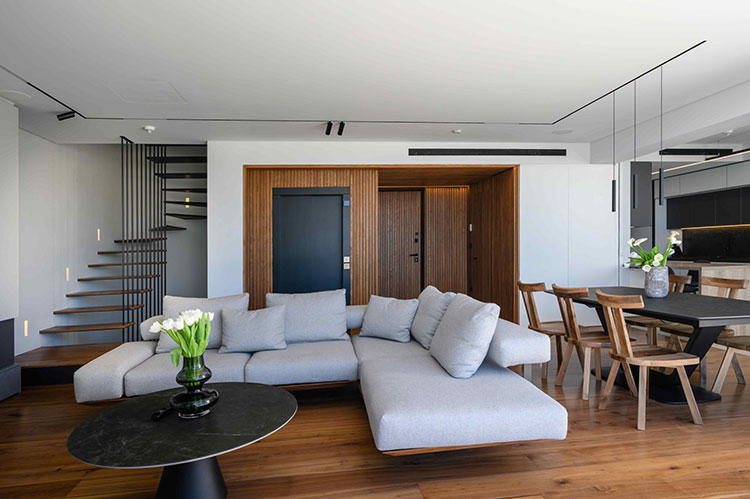 Όψη εισόδου και σκάλας