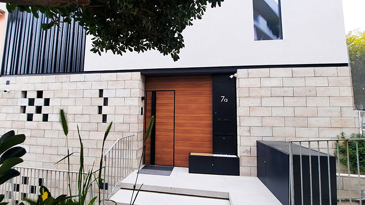 Όψη κατοικίας με μεταλική σκοτια διαχωρισμού ορόφων