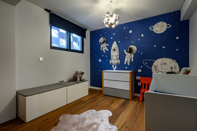 Παιδικό δωμάτιο με ζωγραφιά στον τοίχο