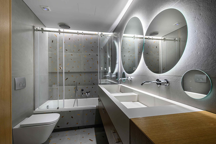 Παιδικό μπάνιο με κτιστούς κρεμαστούς νιπτήρες