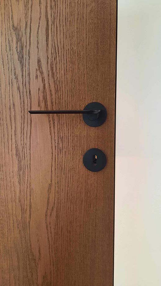 Πόρτες με κρυφή κάσα αλουμίνου και επένδυση καπλαμά