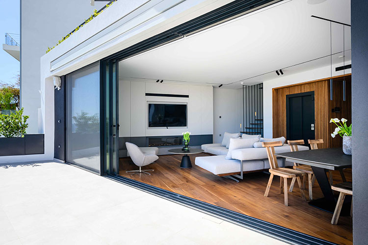 Χωνευτοί οδηγοί κουφωμάτων αλουμινίου με εντοιχισμένα λούκια απορροής υδάτων