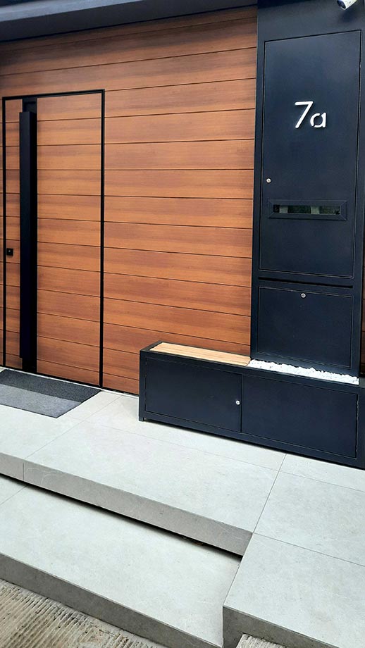 Σκαλιά εισόδου με εσοχές για κρυφό φωτισμό