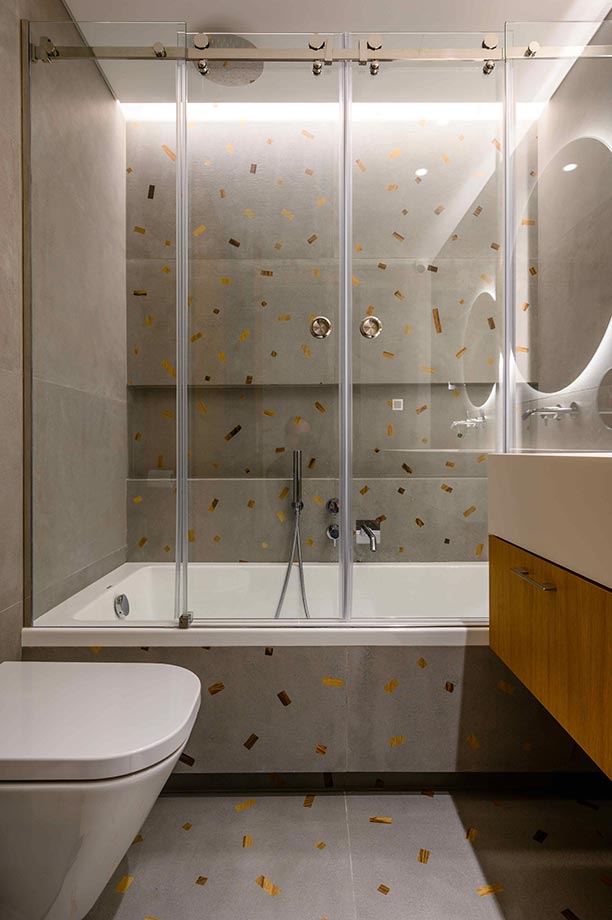 Συρόμενη καμπίνα μπανιέρας με εμφανή οδηγό